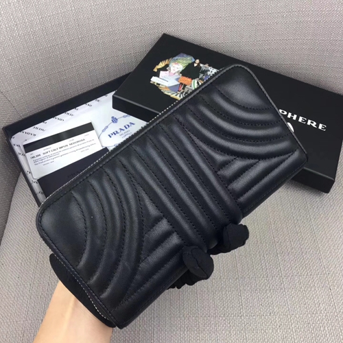 プラダ財布背面デザイン
