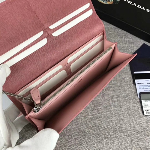 プラダ財布細部ディテール