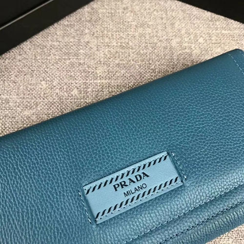 プラダ財布側面デザイン