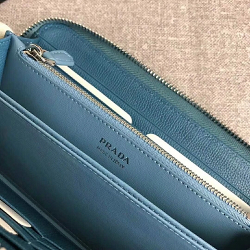 プラダ財布着用イメージ