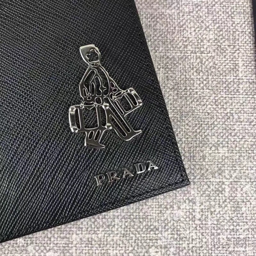 プラダ財布背面デザイン