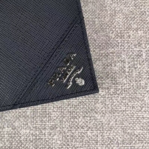 プラダ財布背面デザイン