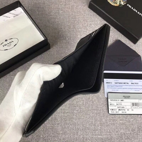 プラダ財布細部ディテール