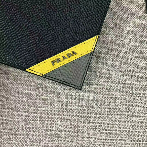 プラダ財布背面デザイン