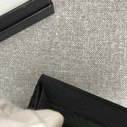 プラダ財布角部分ディテール