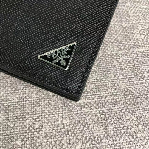 プラダ財布背面デザイン