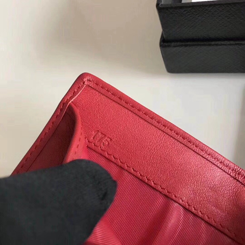 プラダ財布側面デザイン