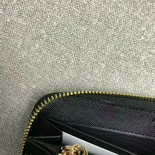 プラダ財布内部構造