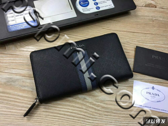 プラダ財布正面デザイン