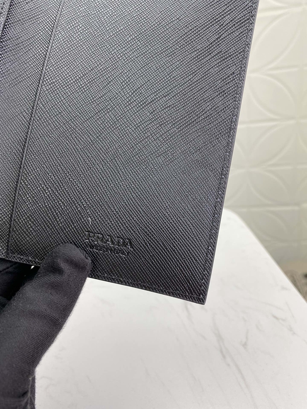 プラダ財布コピー着用イメージ