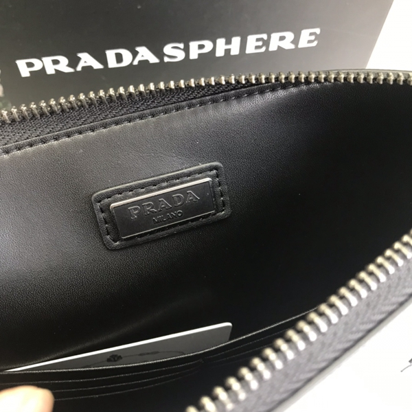 プラダ財布コピー着用イメージ