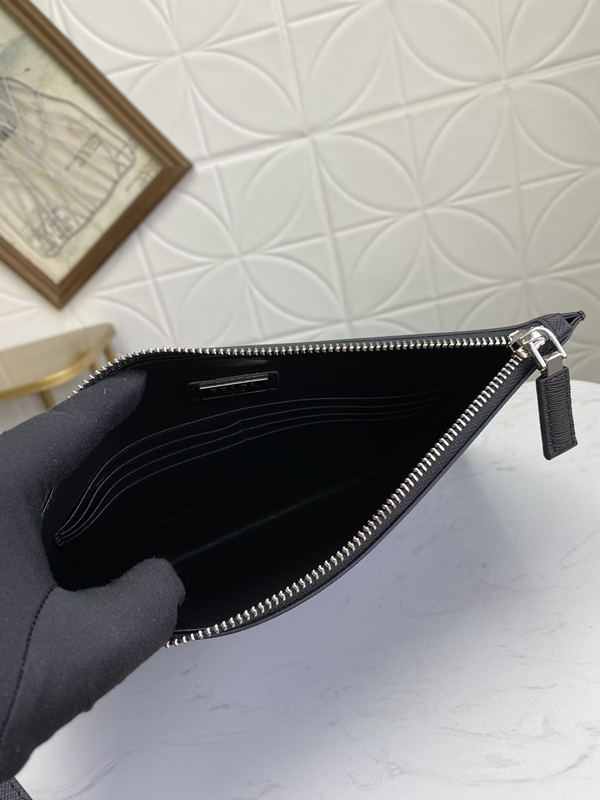 プラダ財布コピー着用イメージ