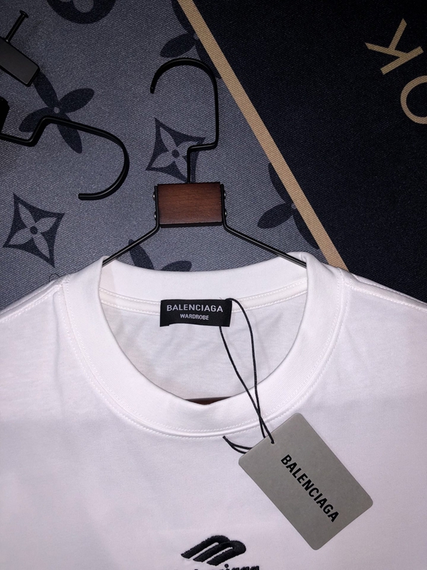 ブランドTシャツ側面デザイン