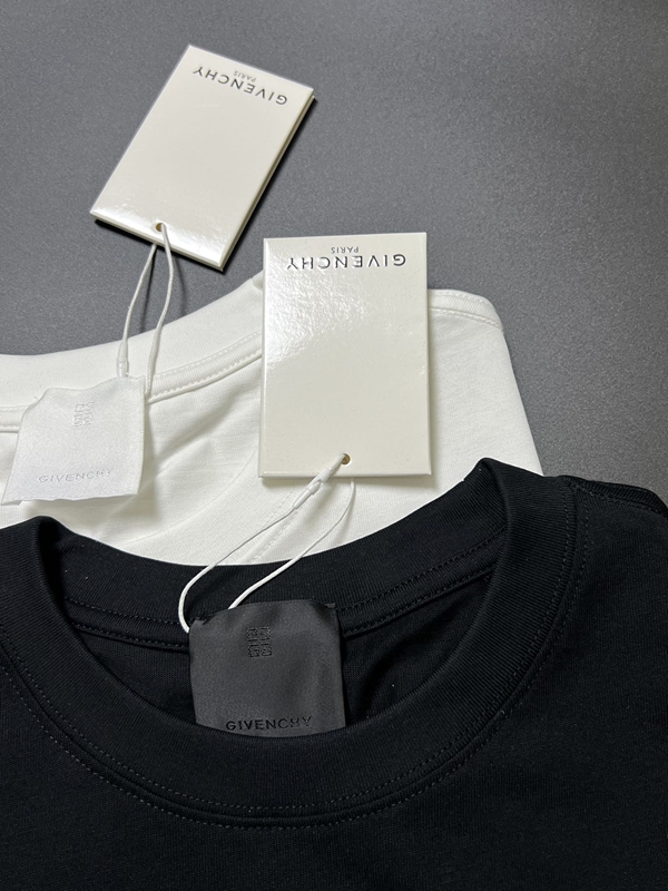 ブランドTシャツ着用イメージ