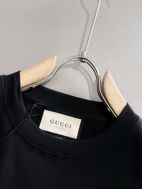 ブランドTシャツ側面デザイン