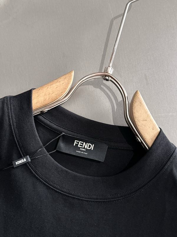 ブランドTシャツ側面デザイン