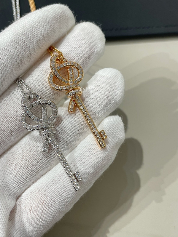 ティファニーアクセサリー着用イメージ