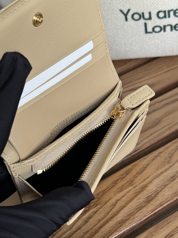 イヴサンローラン財布着用イメージ